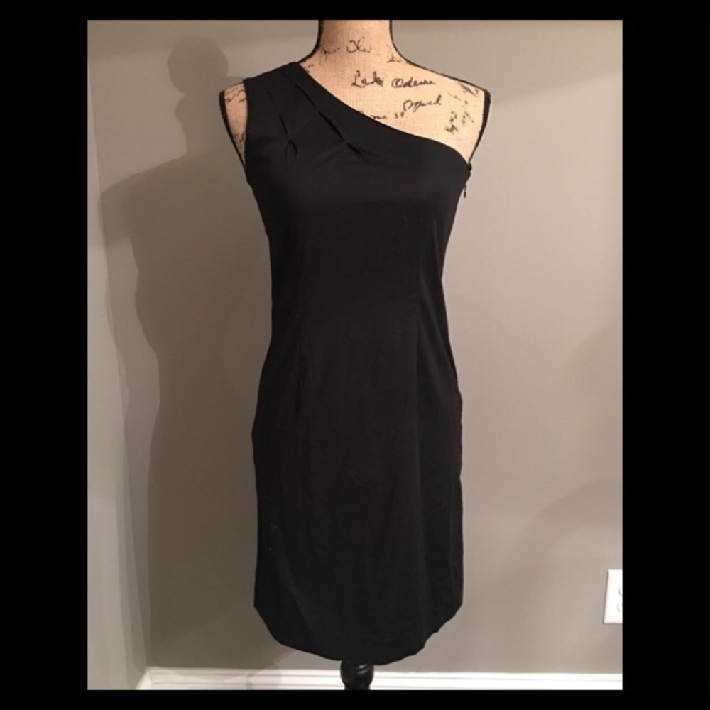Black one shoulder dress😍